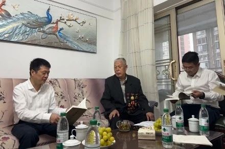 省ag亚娱集团集团党委国庆节前夕走访慰问老干部老党员